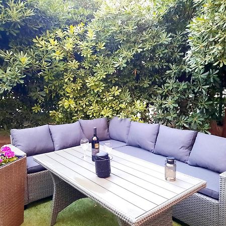 Split Symphony Veranda: Modern, New Apartment Exterior photo