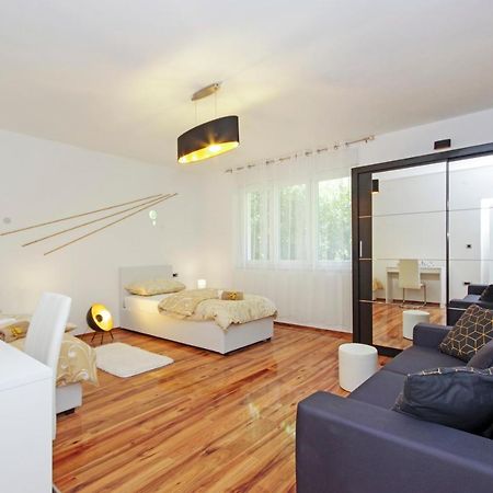 Split Symphony Veranda: Modern, New Apartment Exterior photo