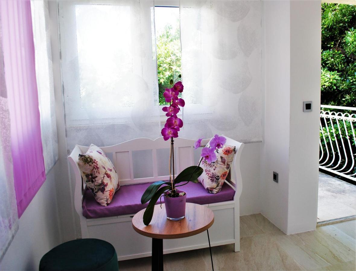 Split Symphony Veranda: Modern, New Apartment Exterior photo