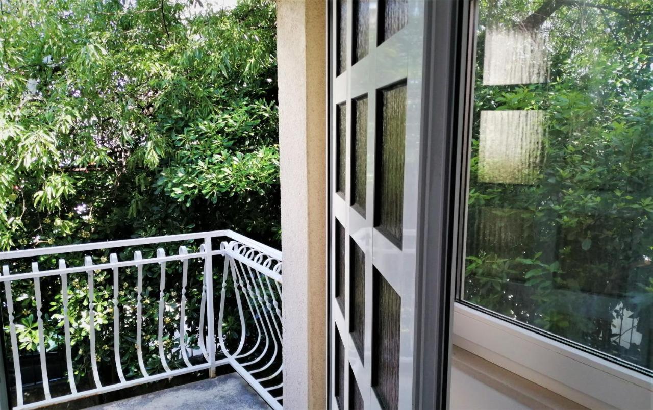 Split Symphony Veranda: Modern, New Apartment Exterior photo