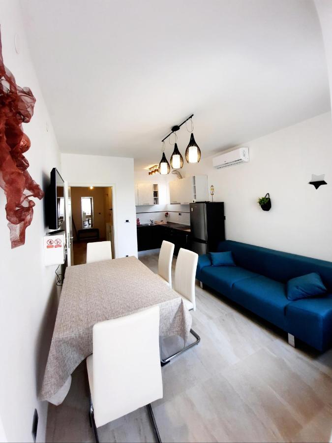 Split Symphony Veranda: Modern, New Apartment Exterior photo