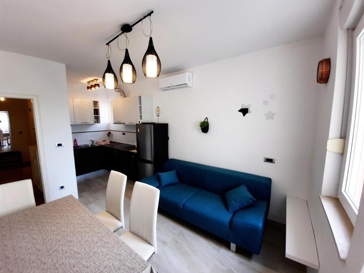 Split Symphony Veranda: Modern, New Apartment Exterior photo