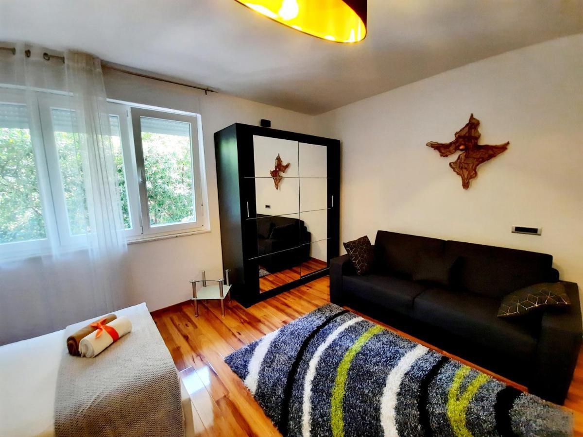 Split Symphony Veranda: Modern, New Apartment Exterior photo