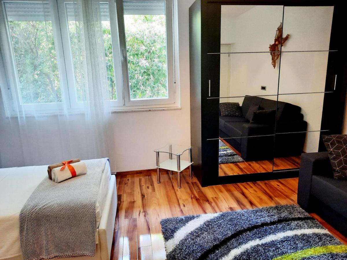 Split Symphony Veranda: Modern, New Apartment Exterior photo