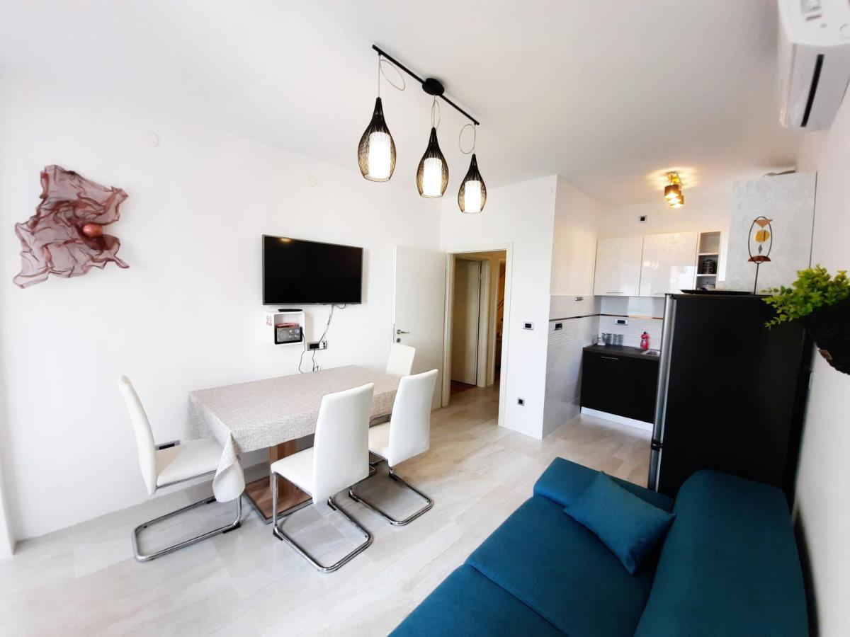 Split Symphony Veranda: Modern, New Apartment Exterior photo