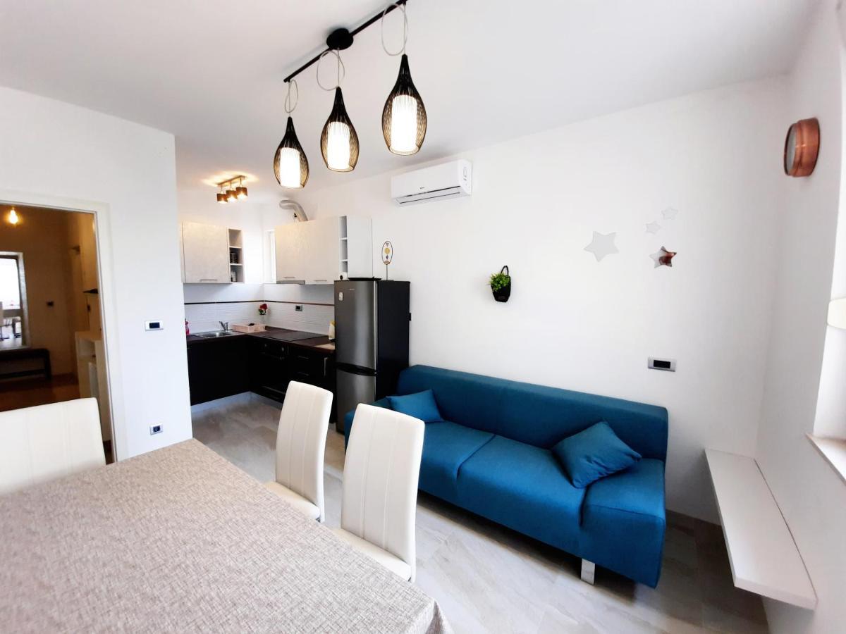 Split Symphony Veranda: Modern, New Apartment Exterior photo