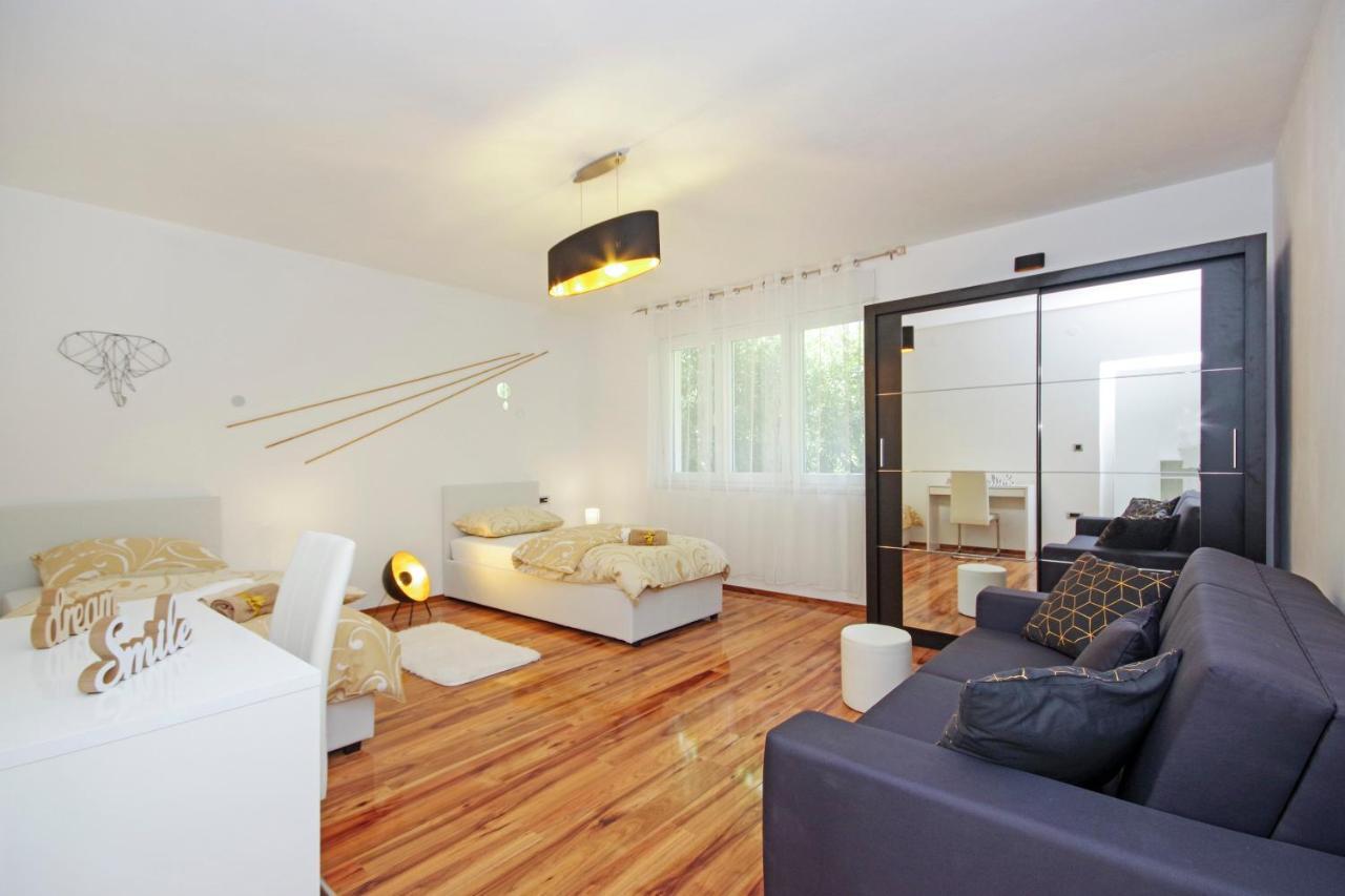 Split Symphony Veranda: Modern, New Apartment Exterior photo