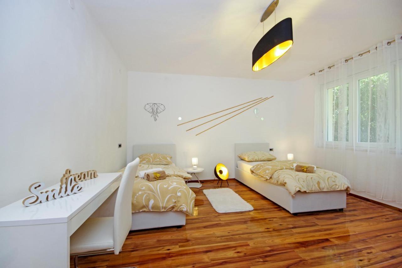 Split Symphony Veranda: Modern, New Apartment Exterior photo