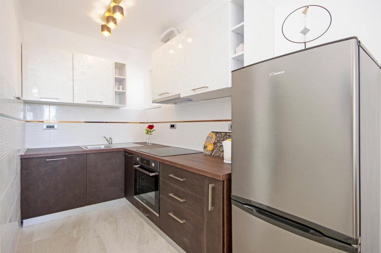 Split Symphony Veranda: Modern, New Apartment Exterior photo
