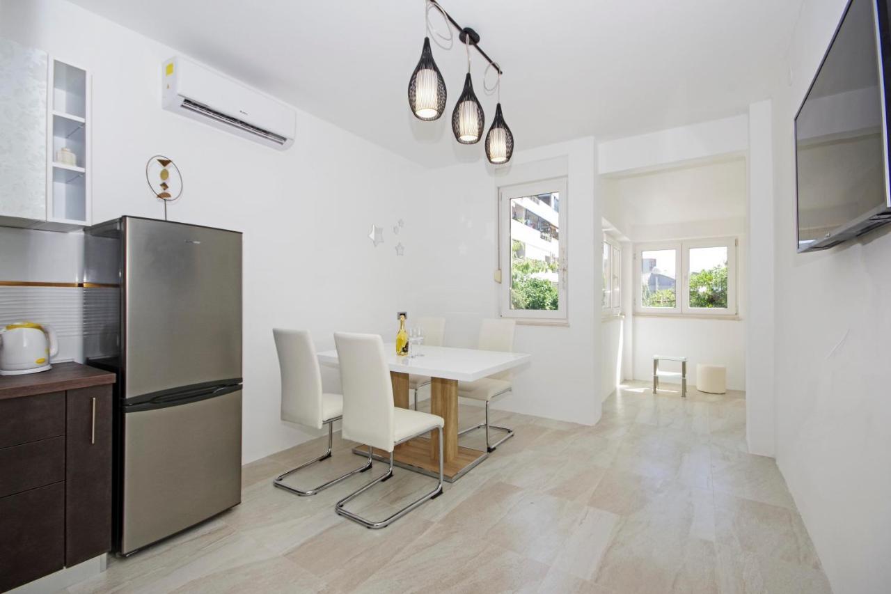 Split Symphony Veranda: Modern, New Apartment Exterior photo