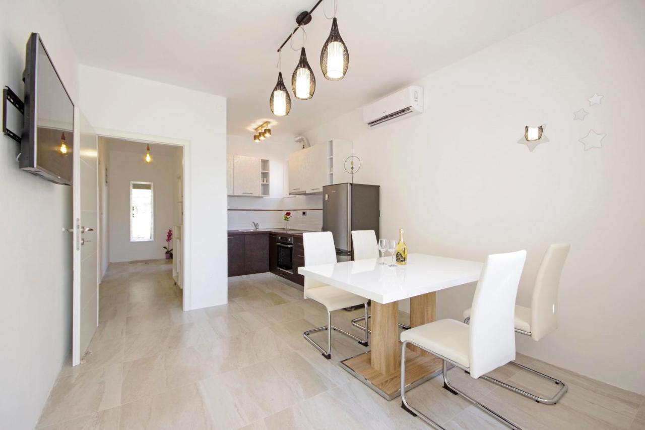 Split Symphony Veranda: Modern, New Apartment Exterior photo