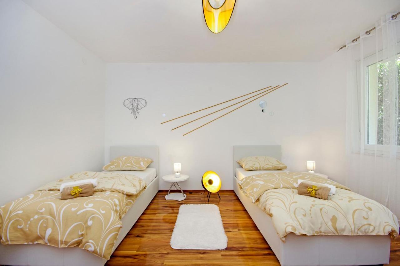 Split Symphony Veranda: Modern, New Apartment Exterior photo