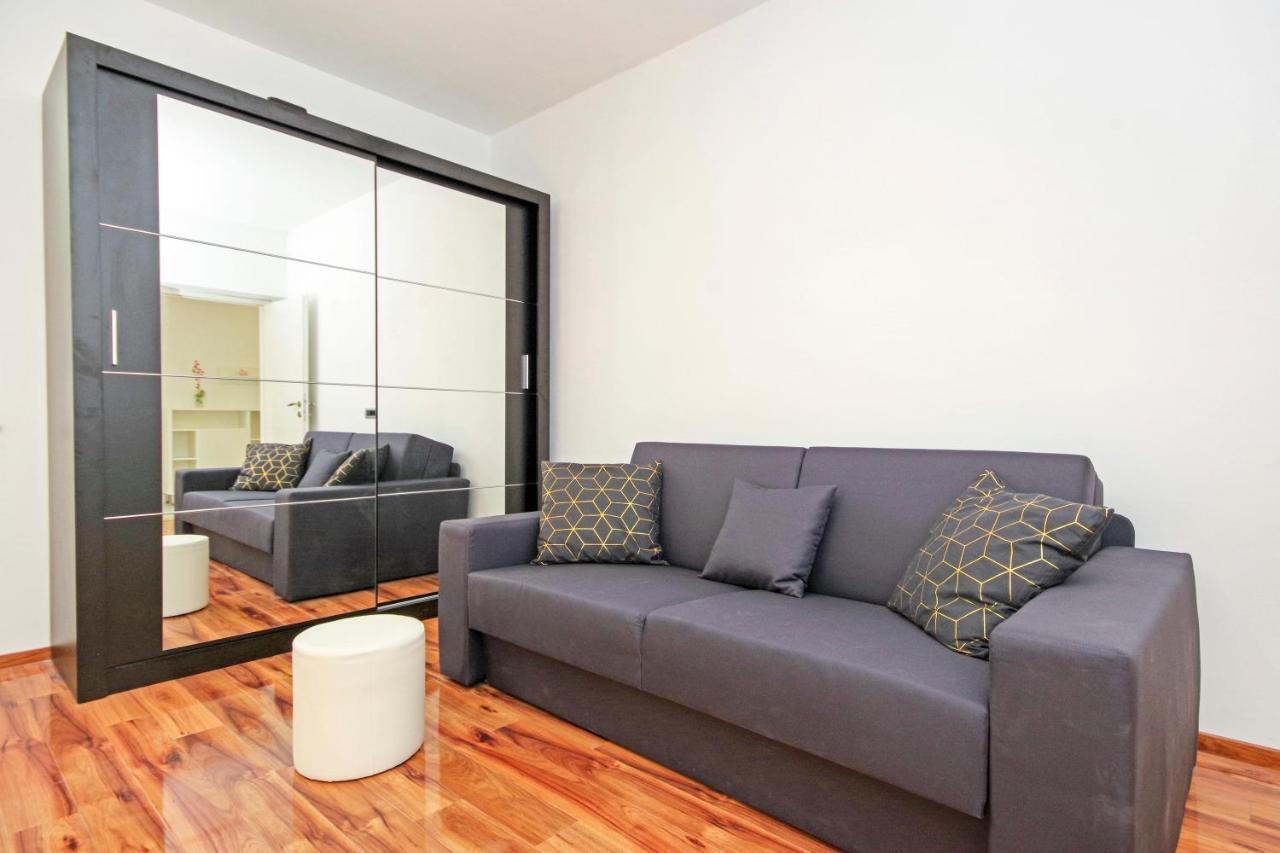 Split Symphony Veranda: Modern, New Apartment Exterior photo