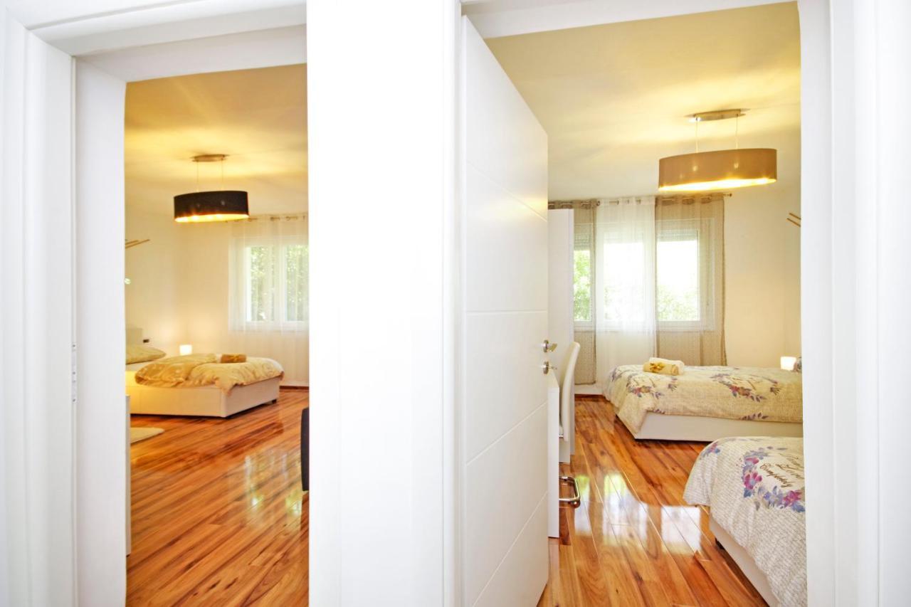 Split Symphony Veranda: Modern, New Apartment Exterior photo